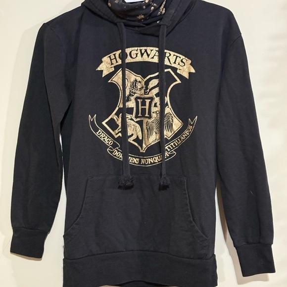 Warner Bros. Other - Black and Gold Hogwarts Crest Hoodie Sweatshirt